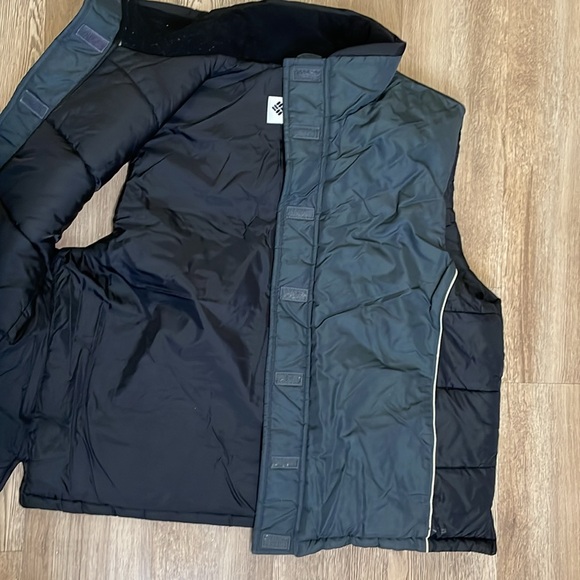COLUMBIA UNISEX PRE OWNED VEST - Picture 6 of 10